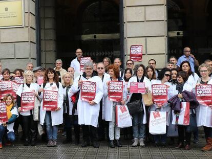 Sindicalistes de Metges de Catalunya protesten davant l'ICS.