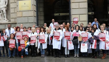 Sindicalistes de Metges de Catalunya protesten davant l'ICS.