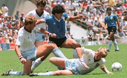 Maradona, en la acción del Gol del Siglo, contra Inglaterra en el Mundial 86.