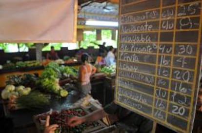 Fotografía de una tabla de precios en un mercado agro de La Habana (Cuba).