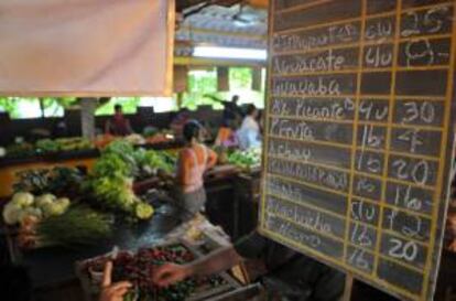 Fotografía de una tabla de precios en un mercado agro de La Habana (Cuba).