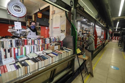 Susana Morán, una de las socias de La Casquería, librería instalada en uno de los puestos del mercado de San Fernando en Lavapiés.