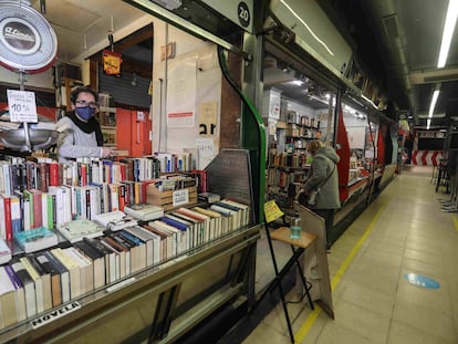 Susana Morán, una de las socias de La Casquería, librería instalada en uno de los puestos del mercado de San Fernando en Lavapiés.