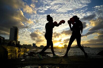 Las boxeadoras Idamerys Moreno (izquierda) Legnis Cala entrenan en el Malecón de La Habana (Cuba).