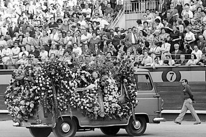 En la plaza de Las Ventas, una furgoneta transporta las coronas de flores que acompañan el féretro de Antonio Bienvenida, fallecido el 7 de octubre de 1975, tres días después de que una vaquilla lo volteara en un tentadero celebrado en El Escorial.