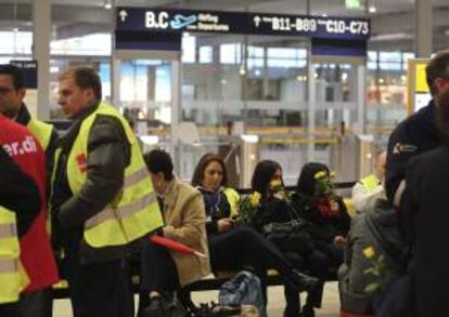 Trabajadores de seguridad participan en la jornada de huelga convocada por el personal del aeropuerto de Colonia Bonn la pasada semana.