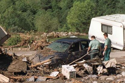 Fotografía de archivo del 8 de agosto de 1996 en la que se observa el estado en el que quedó el camping "Las Nieves" en Biescas tras la riada que devastó la zona.