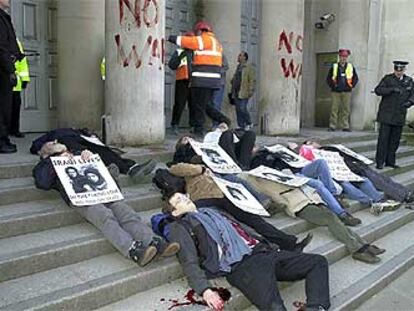 Un grupo de pacifistas británicos protesta contra la guerra a las puertas del Ministerio de Defensa.