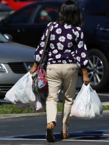 Una mujer con bolsas de la compra en San Diego.