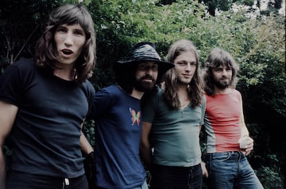¿Quién es el cantante de Pink Floyd? ¿Y el de Genesis? Si se le hiciese esa pregunta a cualquier ciudadano de a pie, probablemente contestaría que, en el primer caso, ese señor mayor con canas (o sea, David Gilmour) y, en el segundo, que Phil Collins. Ambas respuestas serían las acertadas, pero, para los fans que defienden las más puras esencias de ambos grupos, sería algo sujeto a discusión. En el caso de Pink Floyd, su primera encarnación, con Syd Barrett como líder, en los años sesenta, marcó una etapa completamente diferente en el grupo, que definió el pop psicodélico de aquella época. Precisamente el haberse quedado pillado con un mal viaje de ácido fue lo que provocó su marcha del grupo, que, comandado por Roger Waters, se convirtió en bastión del rock progresivo y cosechó con él sus momentos de mayor gloria y éxito. Ya en los años ochenta, la marcha de Waters por diferencias creativas con Gilmour dejó al guitarrista (y nuevo cantante) como único líder. A casi nadie le gustaron los discos de esta última formación, pero sus directos siguieron llenando por doquier, rentabilizando la marca Pink Floyd.