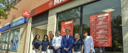 Oficina de Mapfre en Torrejón de Ardoz (Madrid), durante la visita del alcalde de la localidad.