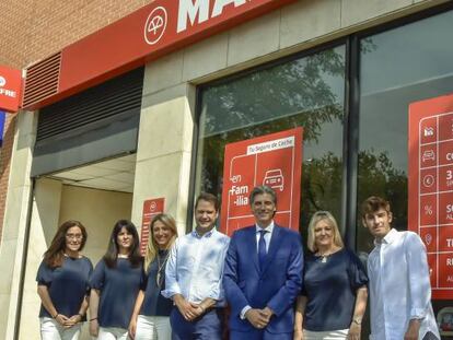 Oficina de Mapfre en Torrejón de Ardoz (Madrid), durante la visita del alcalde de la localidad.