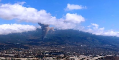 A plume of ash close to the Las Manchas neighborhood in La Palma.
