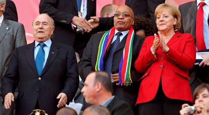 La canciller alemana, Angela Merkel el presidente sudafricano, Jacob Zuma ,y el presidente de la FIFA, Joseph S. Blatter (i), fotografiados en la tribuna antes del partido Argentina-Alemania.