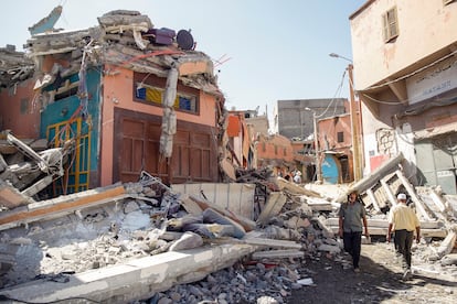 Destrozos causados en una calle de Amizmiz, tras el terremoto. 