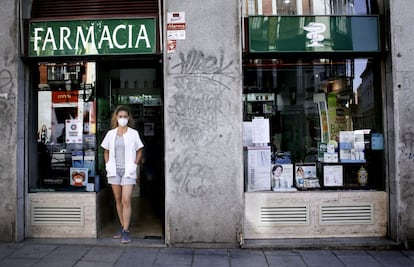 Una noche Cristina llegó a pensar que se moría. El aire no le llegaba a los pulmones, sentía que se asfixiaba. Su marido llamó a emergencias, pero estaban colapsadas. Todavía esperan la llamada de vuelta. Cristina recuerda la impotencia y el dolor. “Solo me recetaron paracetamol, pero no bastaba”. Se quedó en casa. Se reincorporó al trabajo el 25 de mayo, aunque los dolores persisten meses después. Lo nota, sobre todo, en la vista. A veces no es capaz de leer la pantalla del ordenador y teclea a tientas, sin ver que ha quedado escrito.