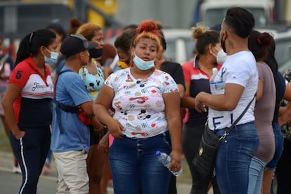 Familiares de los reos acudieron a las afueras de los penales a recibir información.