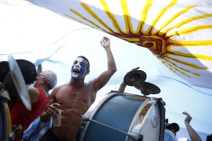 Torcedores da Argentina na praia de Copacabana.