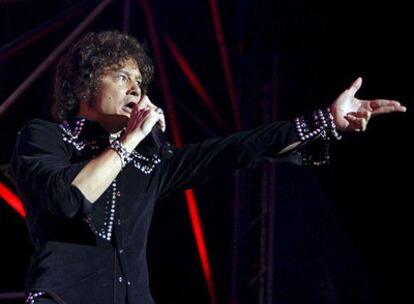 Enrique Bunbury durante el concierto en Zaragoza con el que inauguró la gira <i>Hellville de tour</i> el pasado sábado.