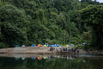 El campamento de Come Gallina, junto al río Turquesa.