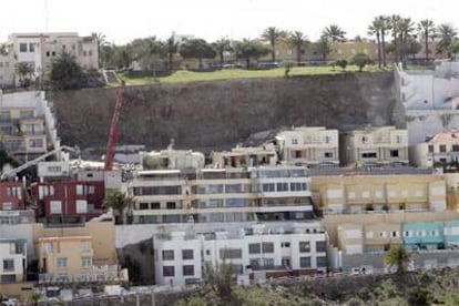 Vista general del barrio de San Antonio, en Las Palmas de Gran Canaria, tras el derrumbe del muro de contención.