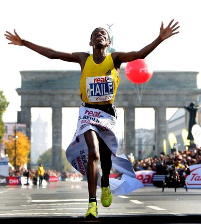 Gebreselassie cruza la línea de meta para ganar el 35º Maratón de Berlín, en el que fijó un nuevo récord del mundo con una marca de 2: 03. 59.