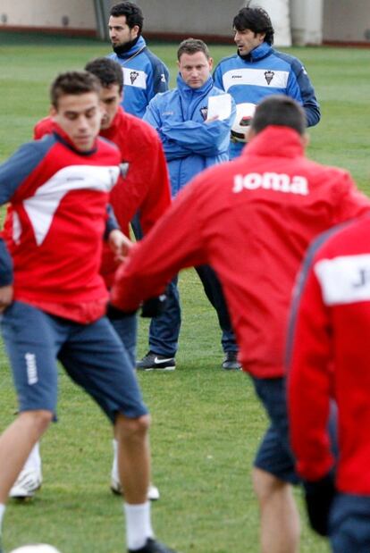 Mario Simón dirige un entrenamiento con el Albacete.