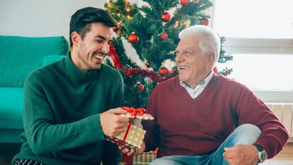 Regalos de Navidad para padres con los que acertarás seguro. GETTY IMAGES.