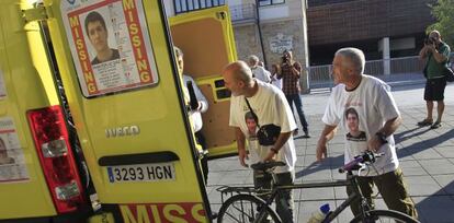 Los ciclistas de la marcha por Hodei Egiluz salen de Galdakao.