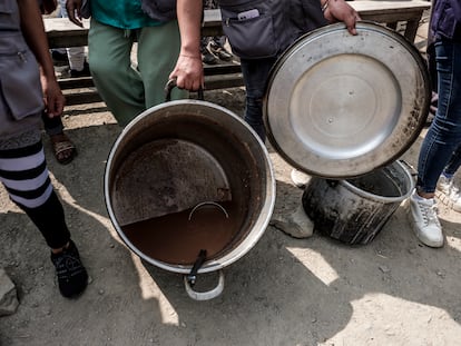 Un grupo de vecinos se organizan para recolectar insumos que, juntos, le permitan abastecer a la demanda de comida del vecindario o zona territorial.