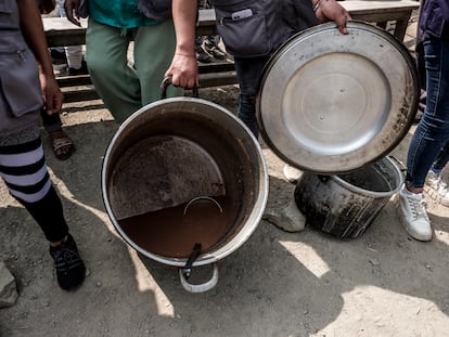 Un grupo de vecinos se organizan para recolectar insumos que, juntos, le permitan abastecer a la demanda de comida del vecindario o zona territorial.
