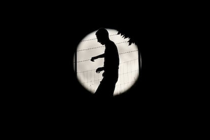 Un hombre camina por un campo de la localidad malagueña de Ronda, iluminado por la luna llena. La foto fue tomada horas antes del eclipse total de luna en la medianoche del 27 de septiembre.