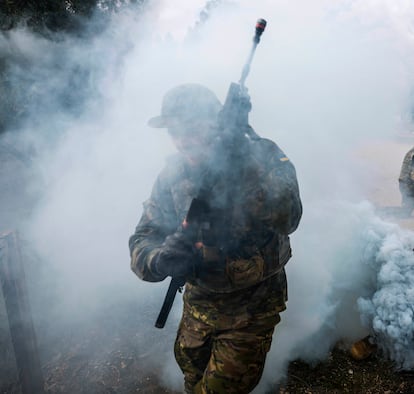 Un soldado ucraniano, en medio de un ejercicio de fuego y movimiento, en la Academia de Infantería de Toledo, el pasado 4 de noviembre.