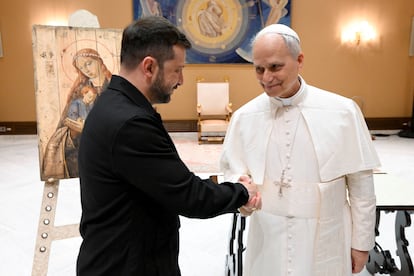 El presidente de Ucrania, Volodímir Zelenski (a la izquierda), saluda al Papa.