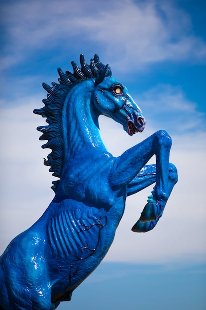 Un aeropuerto: El Aeropuerto Internacional de Denver, en Estados Unidos, alberga todo tipo de obras de arte y muchas teorías conspiranoicas. Una de las más inquietantes es la de la estatua equina 'Blue Mustang', más conocida como 'Blucifer'. Con más de 30 metros de altura, este caballo azul con mirada demoníaca inquieta a los millones de viajeros anuales desde hace más de 15 años y hasta se le ha atribuido la muerte del escultor que lo creó, Luis Jiménez: en 2006, cuando estaba rematando esta obra de fibra de vidrio fundido, una pieza se soltó y le cortó una arteria de la pierna, provocando su muerte por desangramiento.