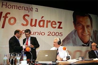 Adolfo Suárez Illana, segundo por la izquierda, Luis del Olmo y Leopoldo Calvo-Sotelo, durante el homenaje radiofónico al ex presidente.