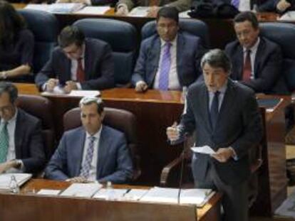 Fotografía facilitada por la Comunidad de Madrid de su presidente, Ignacio González (d). EFE/Archivo