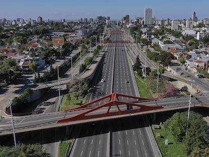 A avenida General Paz de Buenos Aires, praticamente deserta em pleno confinamento.