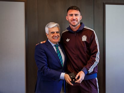 El presidente de la Comisión Gestora de la RFEF, Pedro Rocha, entrega a Aymeric Laporte el reconocimiento federativo por sus 25 partidos con la selección española.