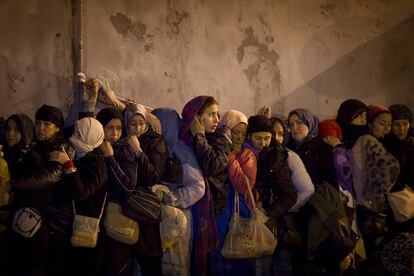 Una hora antes de la apertura de la puerta de acceso, las mujeres se ponen en pie formando una cola muy comprimida, el 14 de diciembre de 2016 en Ceuta.