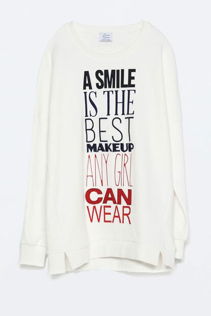 Sudadera 'Smile is the best'. Es de Zara (19,95 euros).
