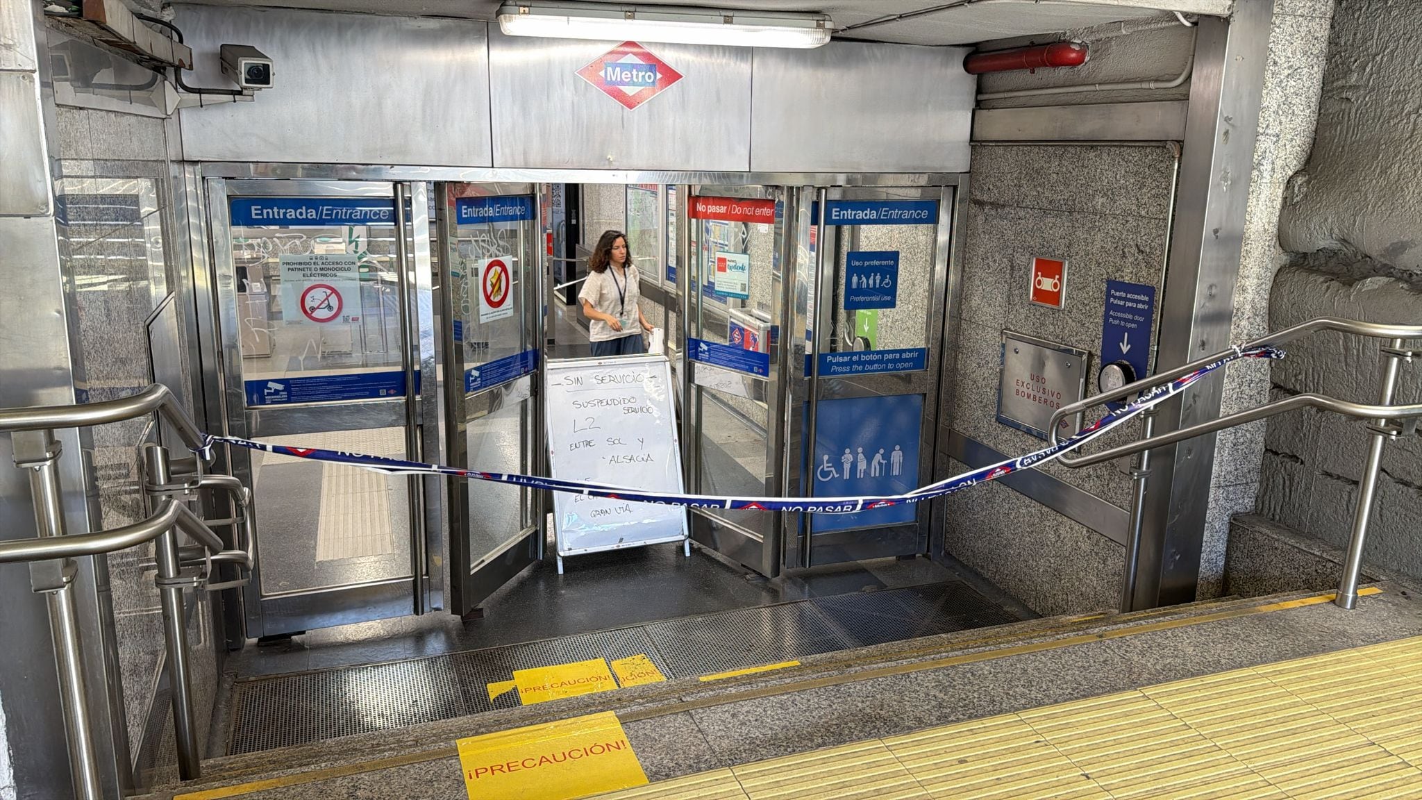 Entrada a la estación de Banco de España clausurada.