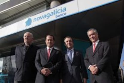 El presidente de Banesco, Juan Carlos Escolet (2i), acompañado por el presidente del Banco Etcheverría, Javier Etcheverría (i) y su consejero delegado Francisco Botas (2d), los que serán respectivamente el presidente y consejero delegado de la entidad que surgirá de la compra de Novagalicia Banco por parte del banco venezolano, durante la visita que ha realizado hoy a las oficinas de A Coruña.
