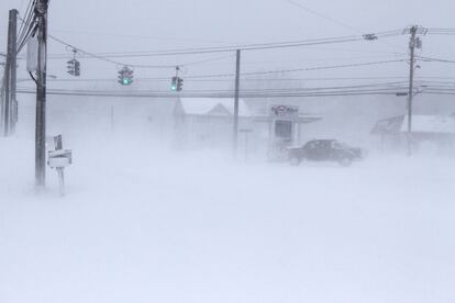 Un vehículo circula casi sin visibilidad en una intersección de la Ruta 33 entre Batavia y Stafford, Nueva York.