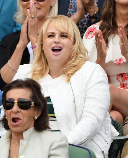 Rebel Wilson, también disfruto del tenis en Wimbledon.