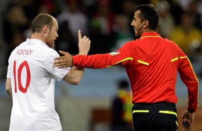 Rooney habla con el árbitro del Inglaterra - Argelia, Eavshan Irmatov, en un momento del partido. Antes del Mundial, los árbitros y algunos compañeros llamaron al delantero inglés a reprimir un tanto su fuerte carácter.