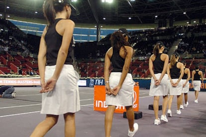 Las modelos desfilan antes del partido de ayer.