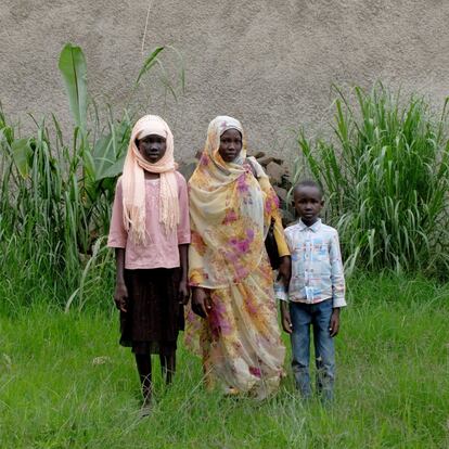 Rabah Issa tiene 33 años y es sudanesa. Huyo de su país en 2011 con sus dos hijos. “Estaban disparando y bombardeando las casas, teníamos que irnos de allí. Mi marido estaba trabajando fuera, no podíamos esperarle, no sé nada de él”. Han pasado cinco años en un campo de refugiados. “Es muy difícil estar en un campo cuando eres una mujer y estas sola”. Hace sólo ocho meses que está en Addis Abeba y asiste a las clases de informática en el centro de refugiados. “Es muy bueno para mí, a pesar de que la vida aquí es difícil, estoy aprendiendo un oficio, por si vuelvo a Sudán poder trabajar”. Sus hijos Eliab Asami de 12 años y Mandyh Asami de siete van al colegio también. “Quiero tener bien a mis hijos, que aprendan todo, inglés, matemáticas, ciencias, es su fututo para cuando la paz vuelva”
La mayoría de personas refugiadas permanecen en campos, pero algunos llegan también a la capital. Sólo en Addis Abeba hay unos 8.000 refugiados urbanos registrados, aunque la cifra podría ascender a 13.000, ya que muchos no se registran por miedo a ser enviados de vuelta a alguno de los 23 campos del país.
