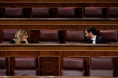 Pablo Casado conversa con Cayetana Álvarez de Toledo en el Congreso el pasado 6 de mayo.