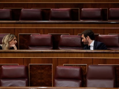 Pablo Casado conversa con Cayetana Álvarez de Toledo en el Congreso el pasado 6 de mayo.